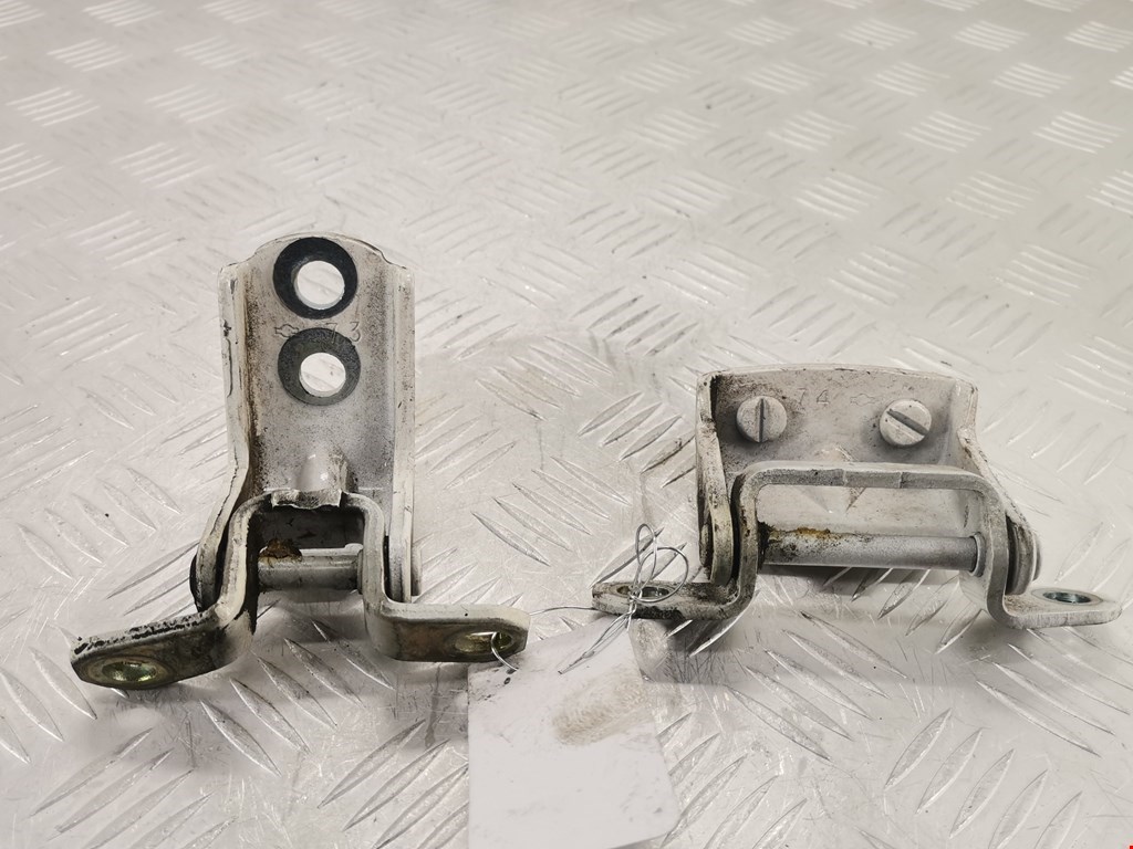 Петля двери задней левой Nissan Pathfinder (R51) (2004-2014)