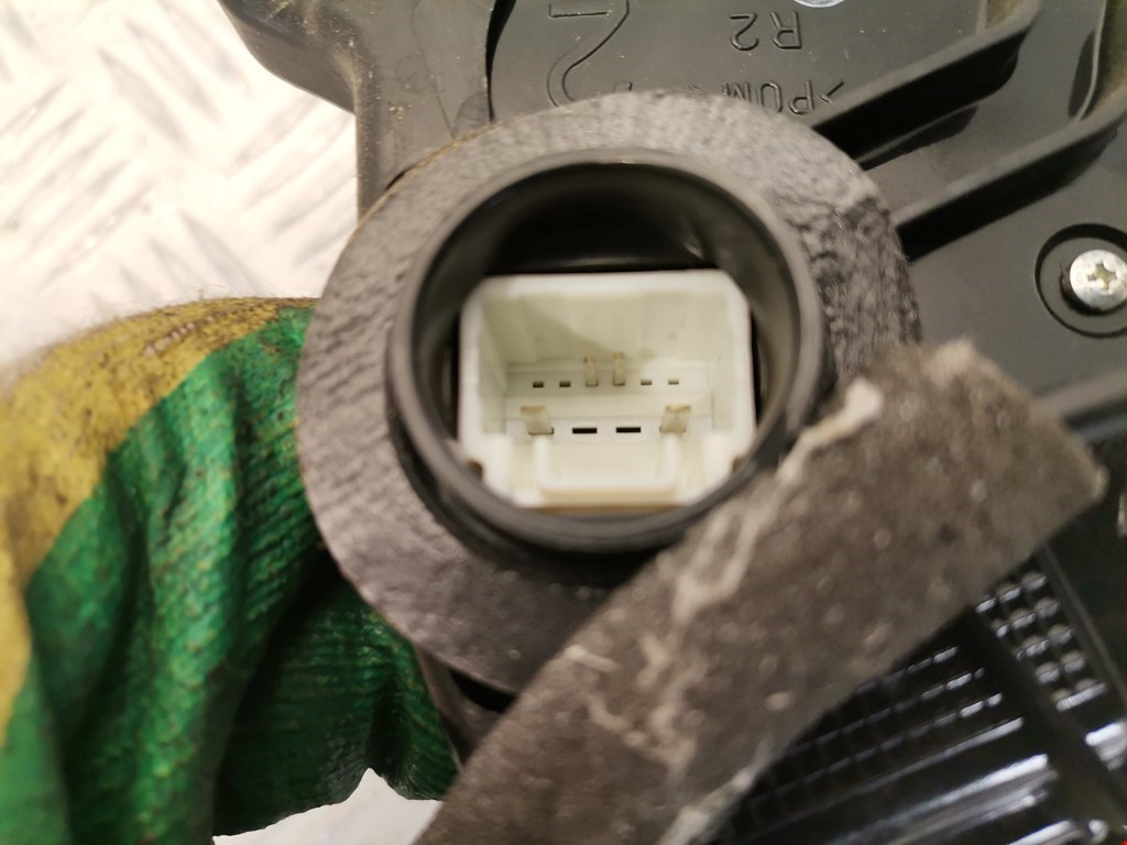 Замок двери передней правой LEXUS CT 2010-2018