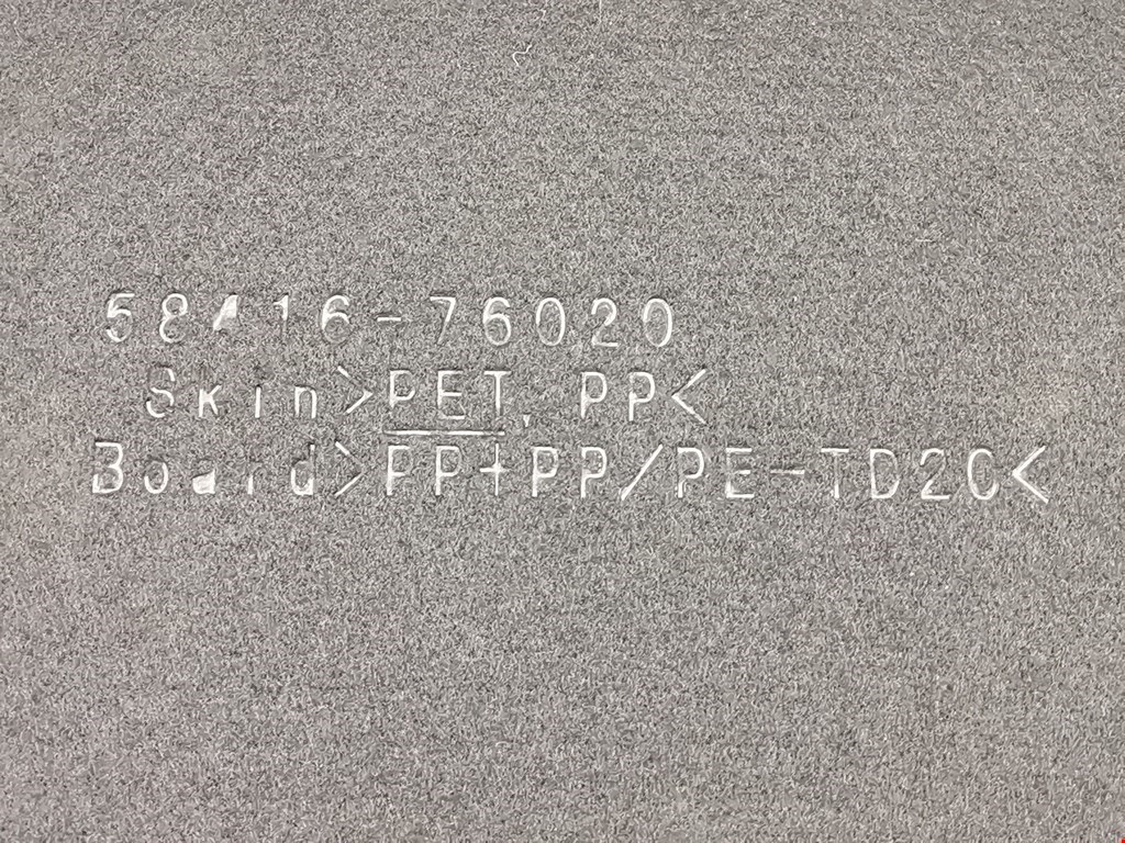 Шторка багажника (полка) LEXUS CT 2010-2018