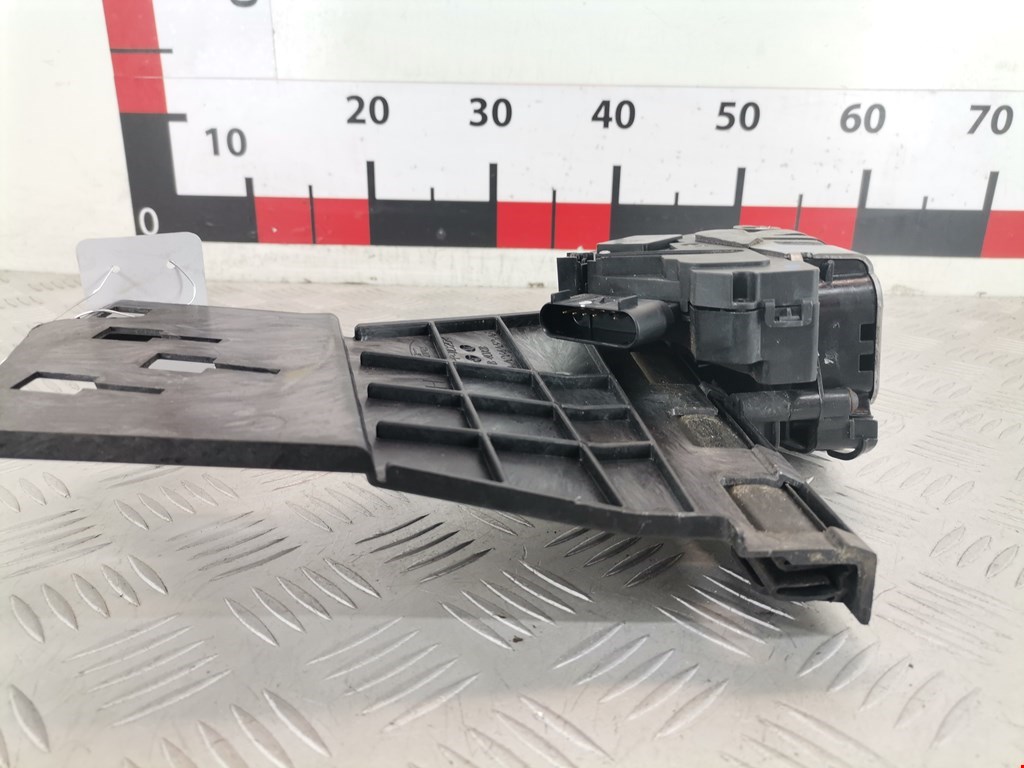 Замок двери задней правой FORD Fiesta 2008-2012