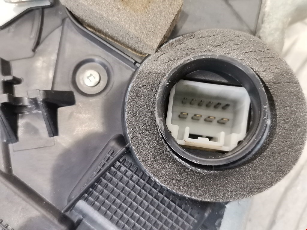 Замок двери передней левой TOYOTA Avensis 2009-2015