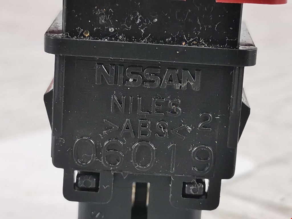 Кнопка аварийной сигнализации (аварийки) NISSAN Micra K12 2003-2010