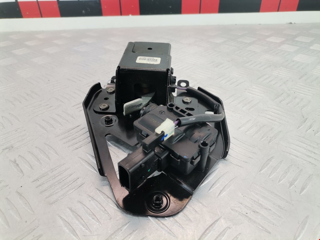 Замок багажника (крышки двери) CHEVROLET Tahoe III 2006-2014