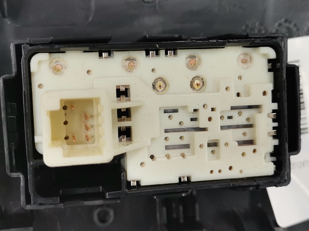 Кнопка стеклоподъемника TOYOTA Venza 2009-2017