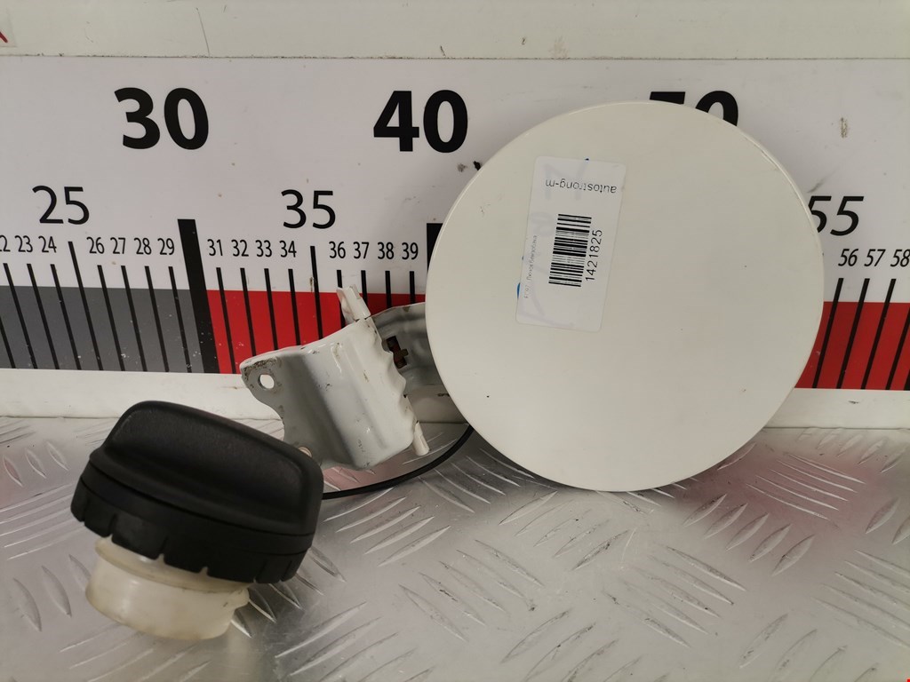 Лючок бензобака TOYOTA Yaris II XP50 2005-2011