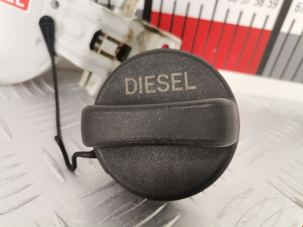 Лючок бензобака TOYOTA Yaris II XP50 2005-2011