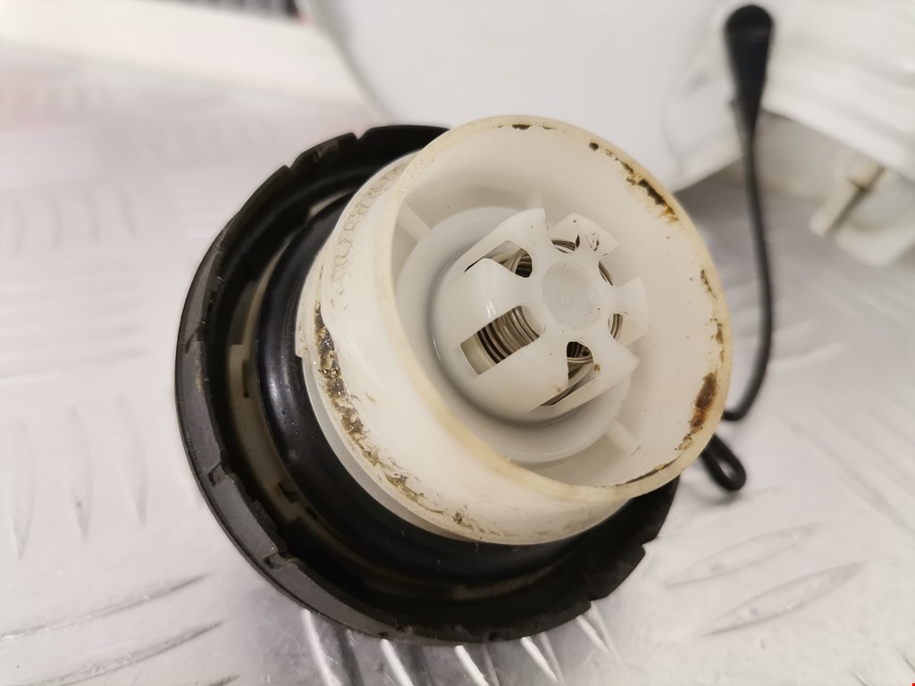 Лючок бензобака TOYOTA Yaris II XP50 2005-2011