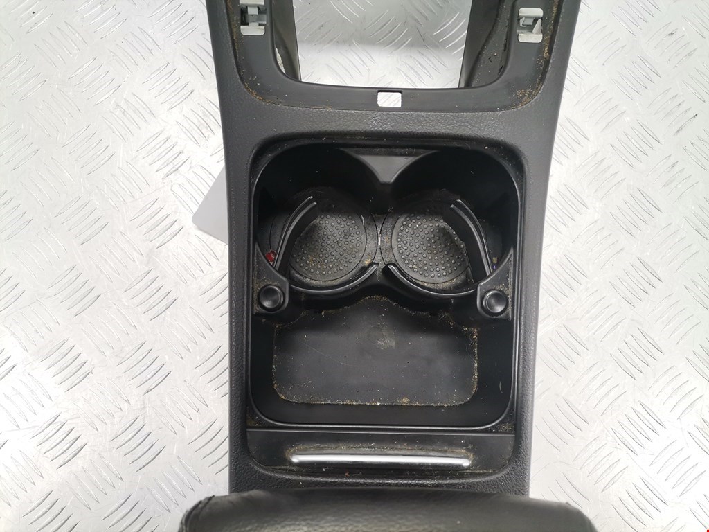 Подлокотник в салон VOLKSWAGEN Passat B6 2005-2011