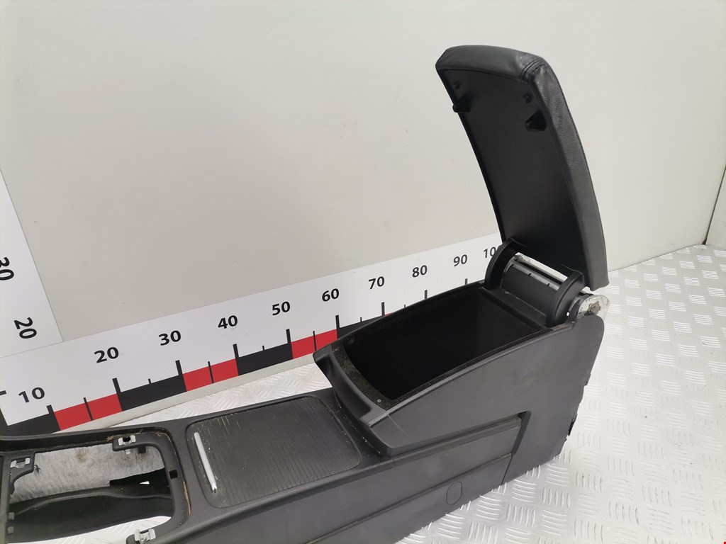 Подлокотник в салон VOLKSWAGEN Passat B6 2005-2011