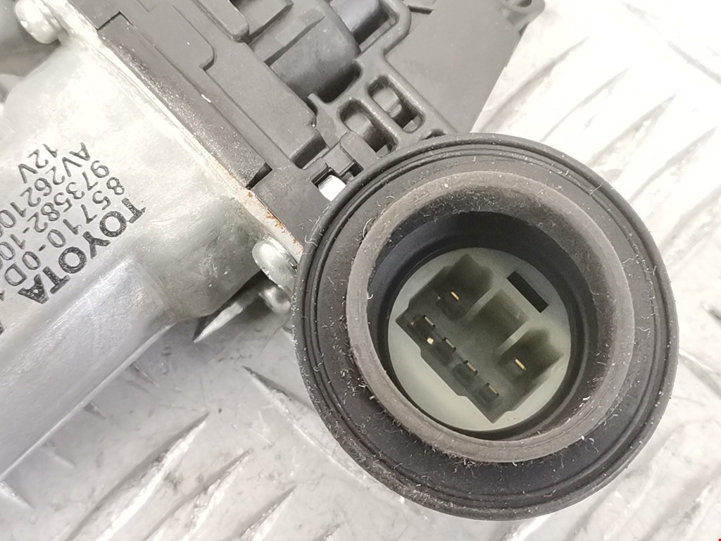 Стеклоподъемник передний правый TOYOTA Yaris II XP50 2005-2011