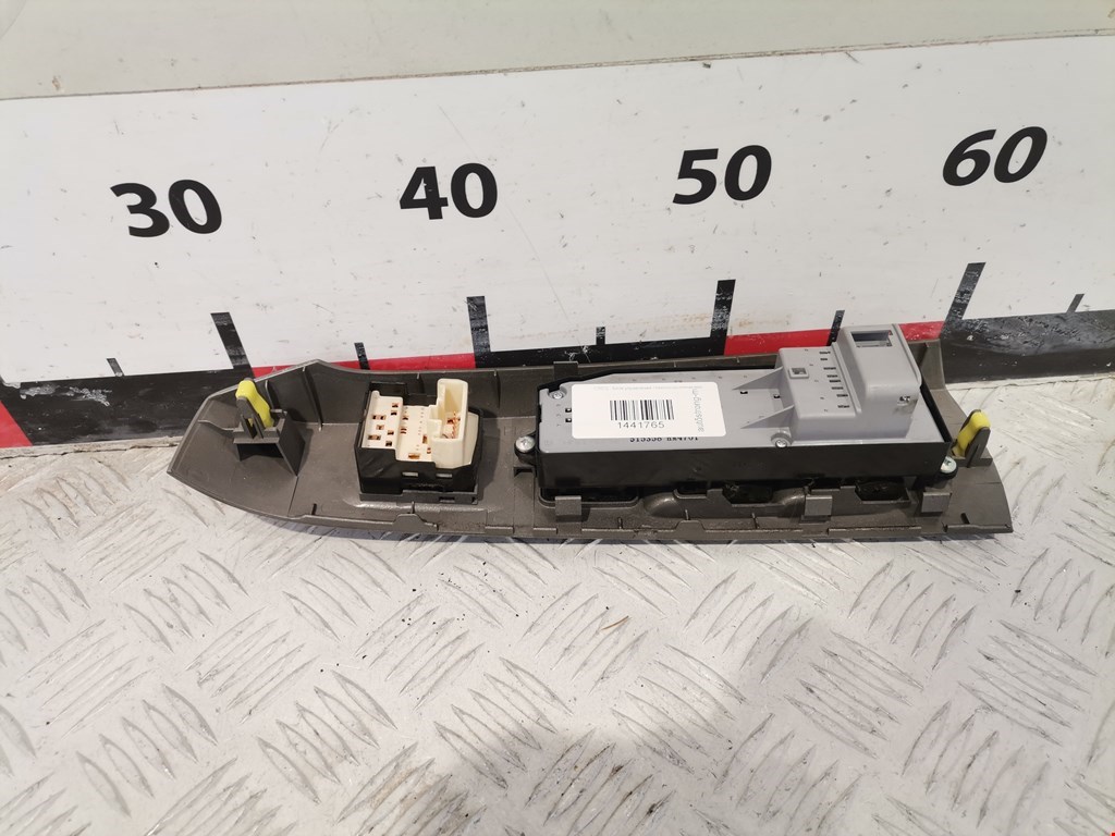 Блок управления стеклоподъемниками TOYOTA Prius II XW20 2003-2012