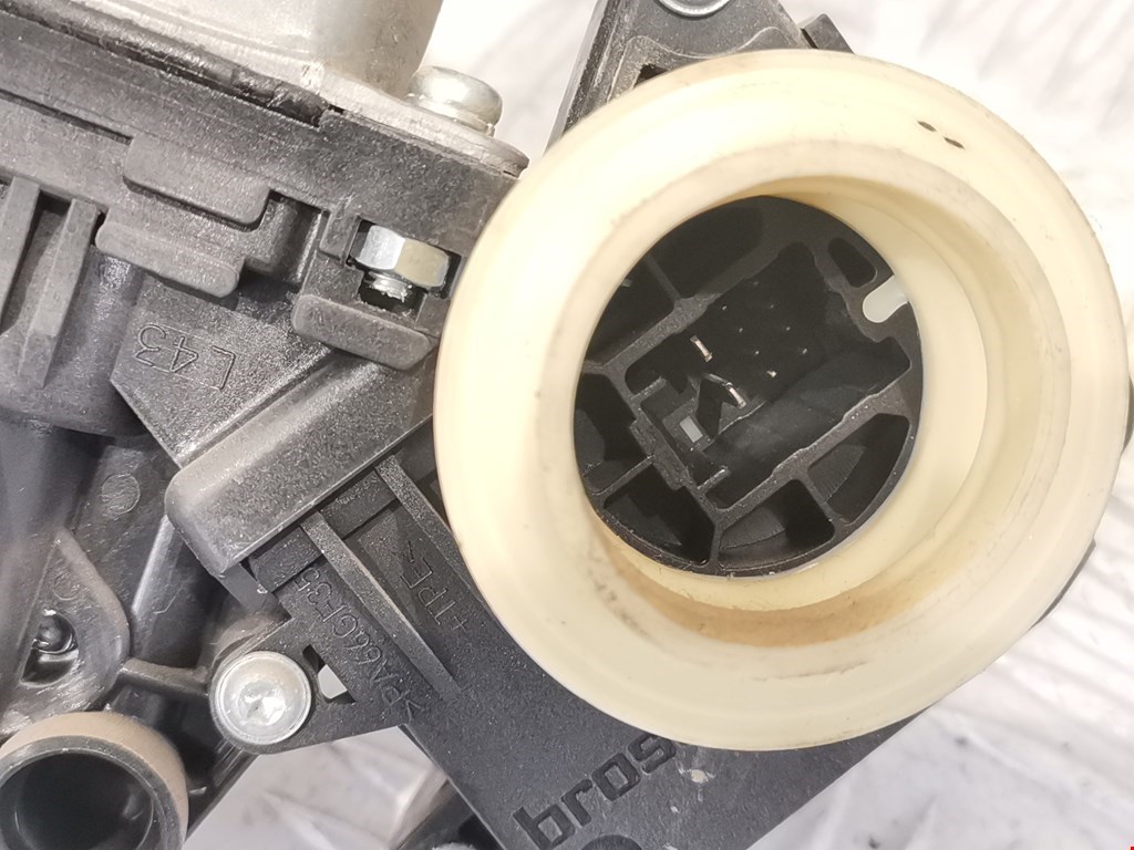 Стеклоподъемник передний левый TOYOTA Yaris II XP50 2005-2011