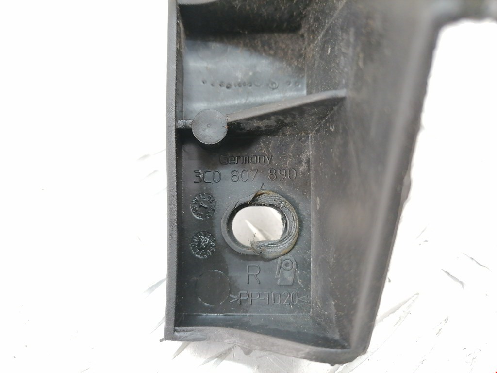 Кронштейн переднего бампера правый VOLKSWAGEN Passat B6 2005-2011