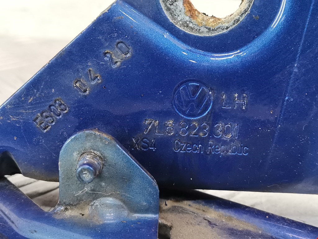 Петля капота левая/правая VOLKSWAGEN Touareg 2002-2010