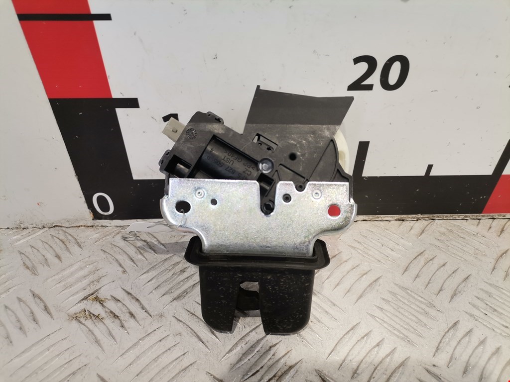 Замок багажника (крышки двери) VOLKSWAGEN Passat B6 2005-2011