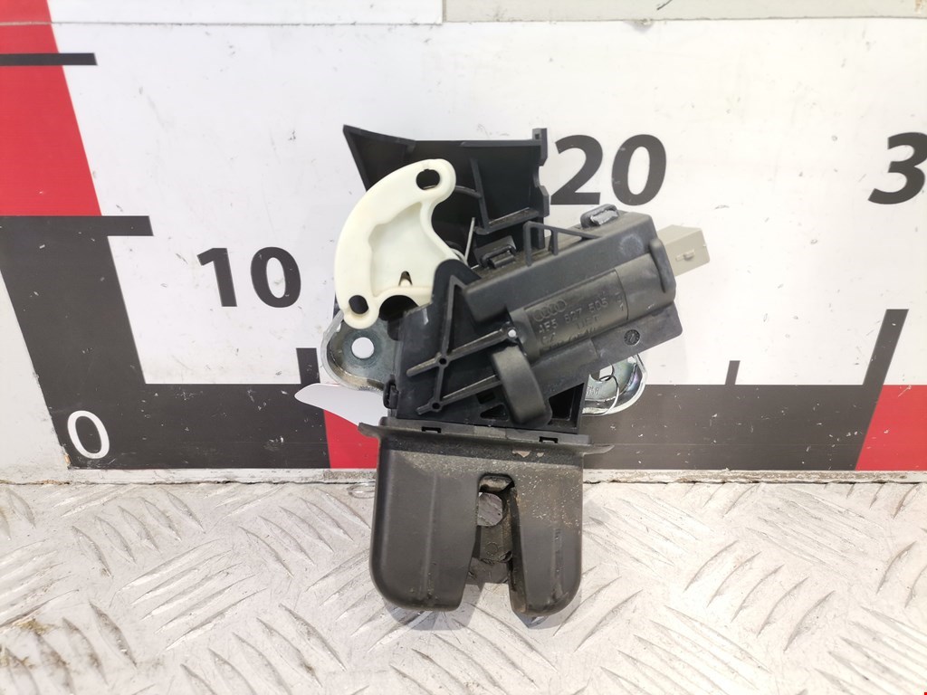 Замок багажника (крышки двери) VOLKSWAGEN Passat B6 2005-2011