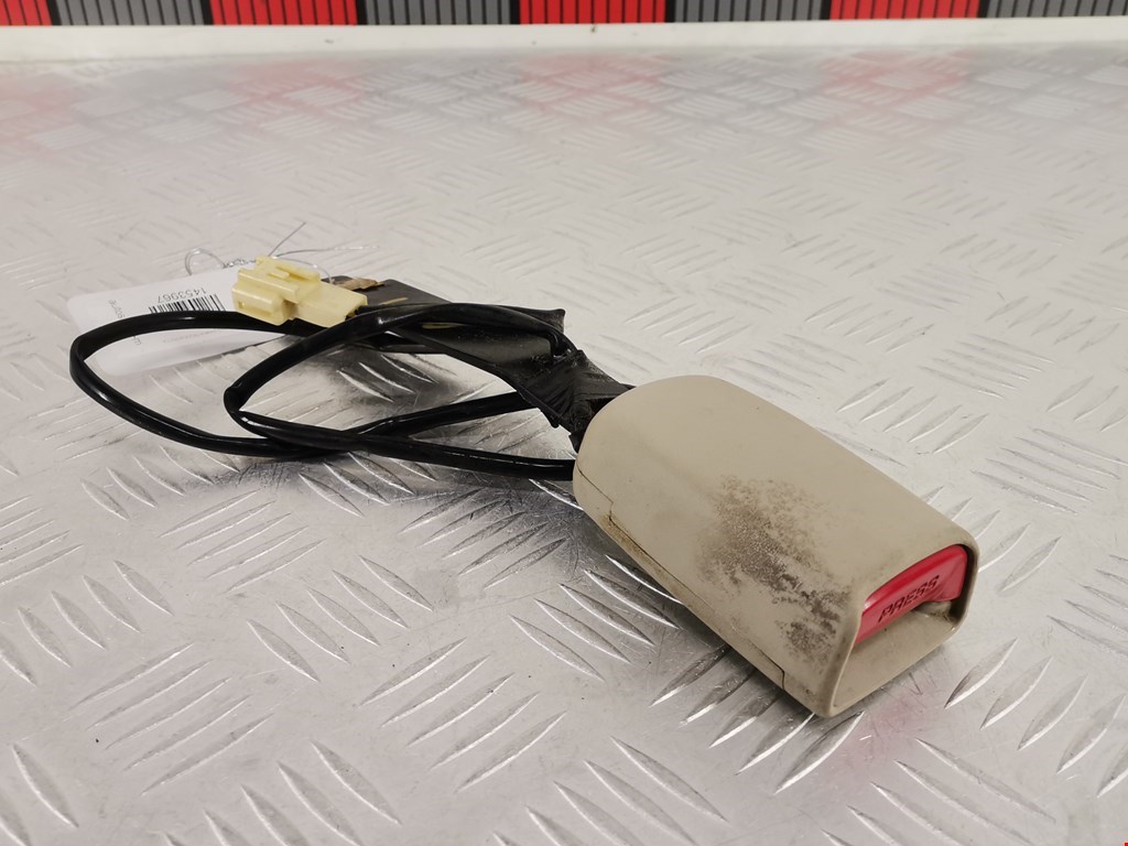 Замок ремня безопасности (преднатяжитель ремня безопасности) Subaru Outback 4 (BR) (2009-2014)