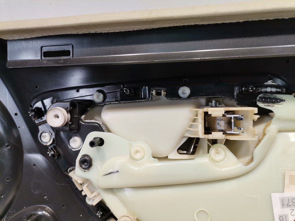 Обшивка двери передняя левая VOLVO S60 II 2010-2018