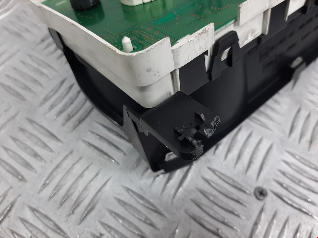 Панель приборов (щиток) NISSAN Note E11 2005-2014