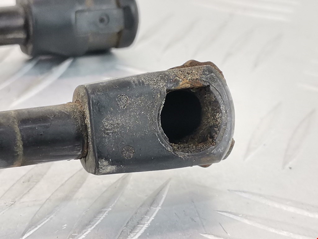 Амортизатор крышки (двери) багажника CHEVROLET Equinox 2009-2017