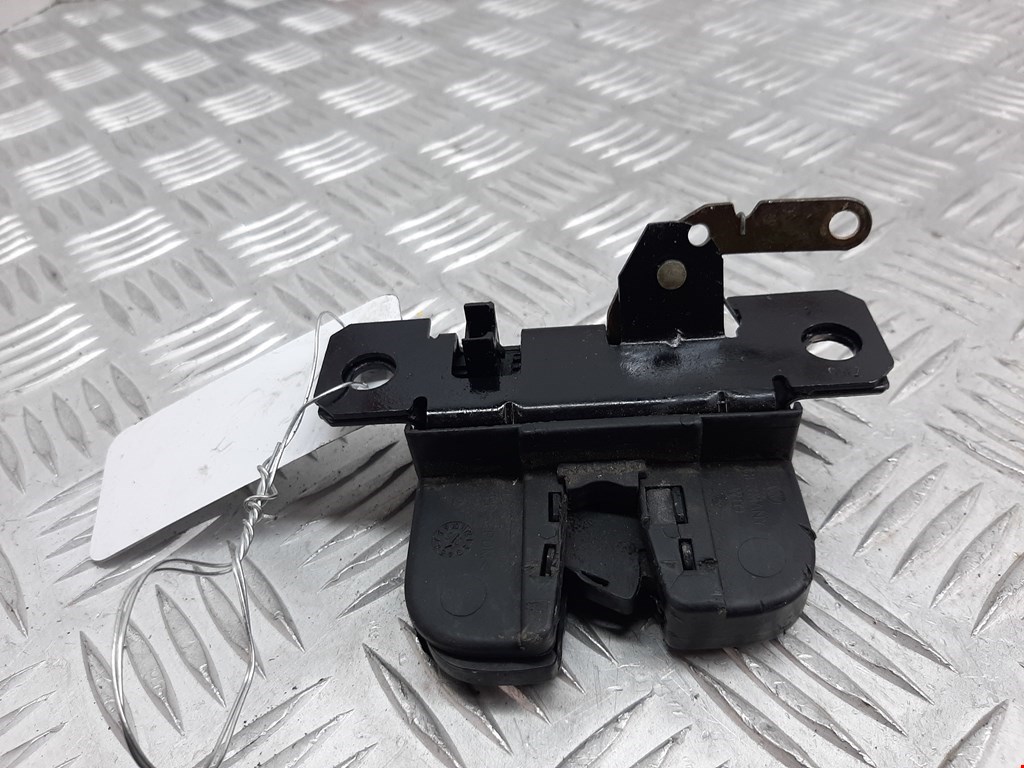 Замок багажника (крышки двери) VOLKSWAGEN Touareg 2002-2010