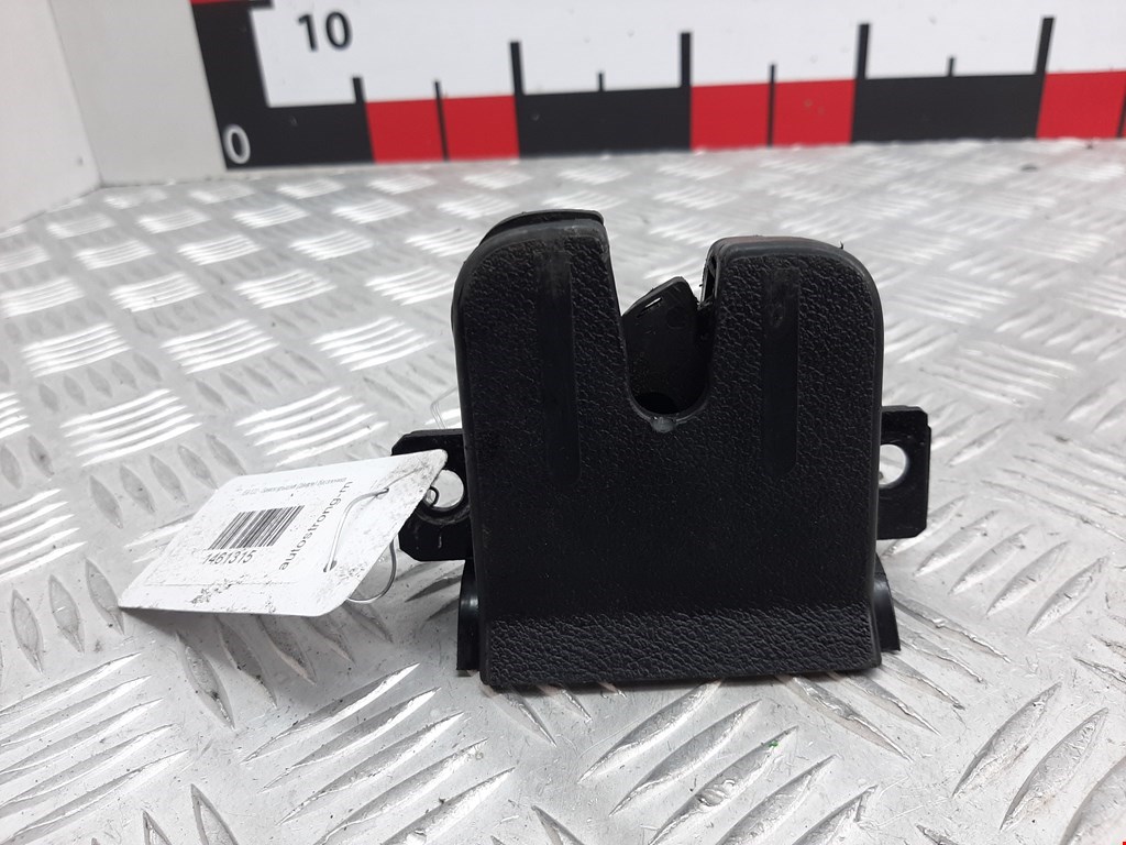 Замок багажника (крышки двери) VOLKSWAGEN Touareg 2002-2010