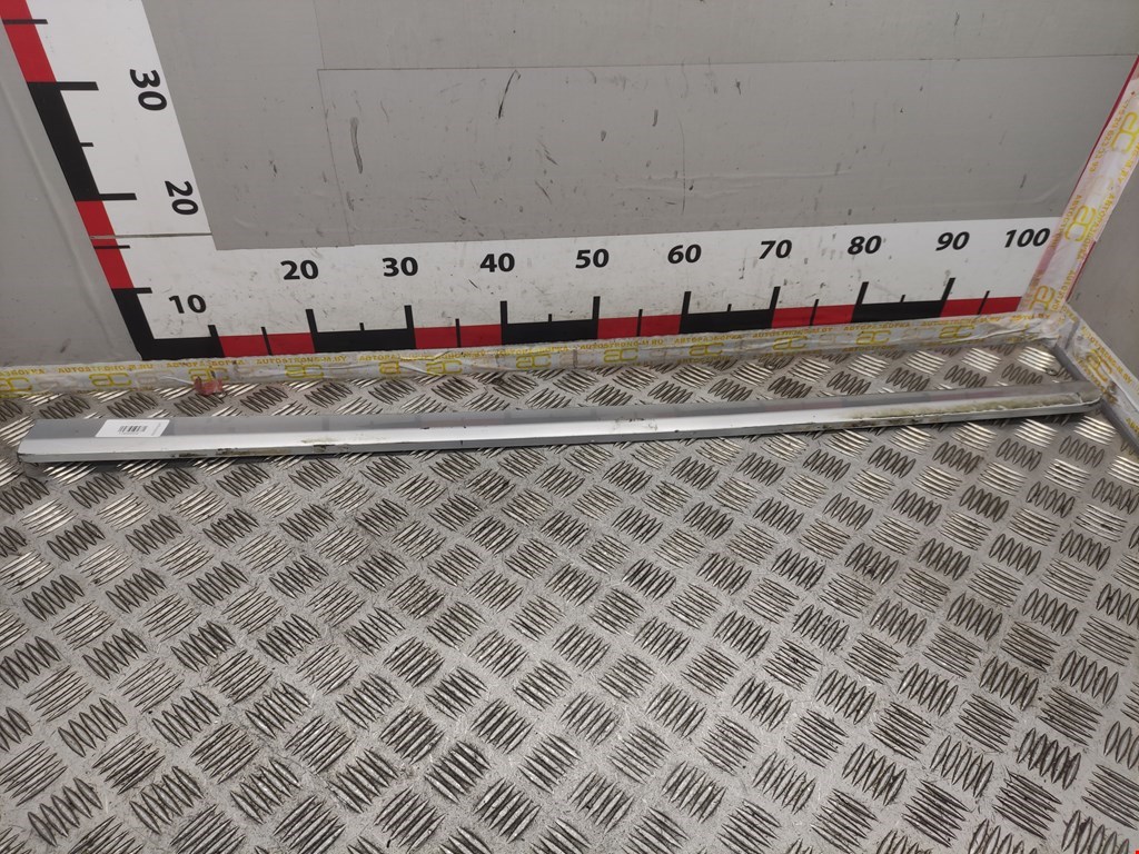 Накладка декоративная (молдинг) двери передней правой Volkswagen Passat 6 (2005-2010)