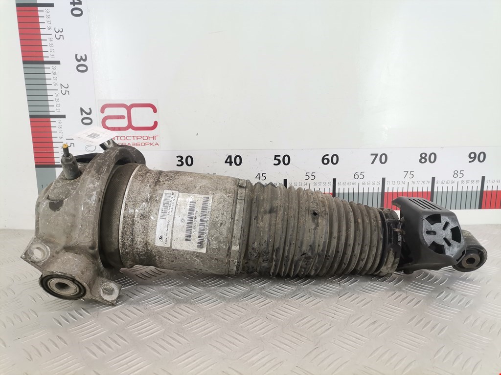 Стойка амортизатора заднего правого Volkswagen Touareg 1 (2002-2010)