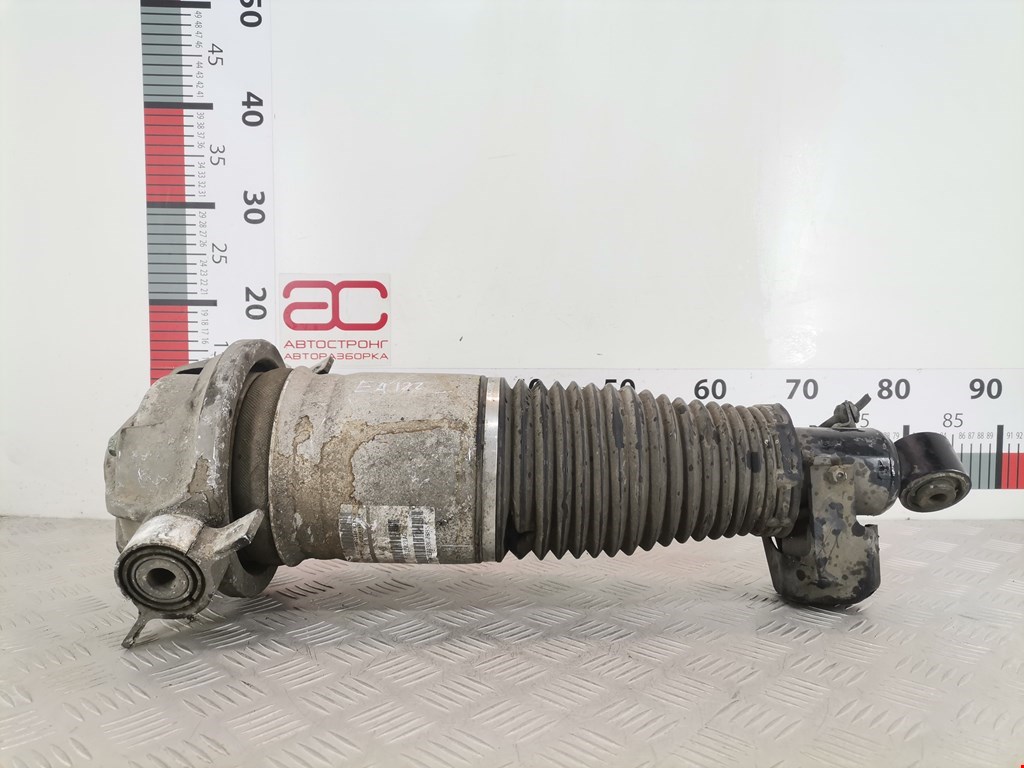 Стойка амортизатора заднего левого Volkswagen Touareg 1 (2002-2010)