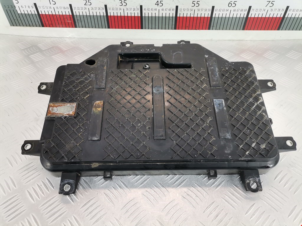 Крепление АКБ (корпус/подставка) VOLKSWAGEN Touareg 2002-2010