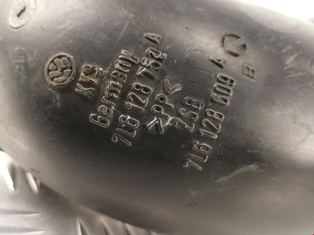 Патрубок воздушного фильтра VOLKSWAGEN Touareg 2002-2010