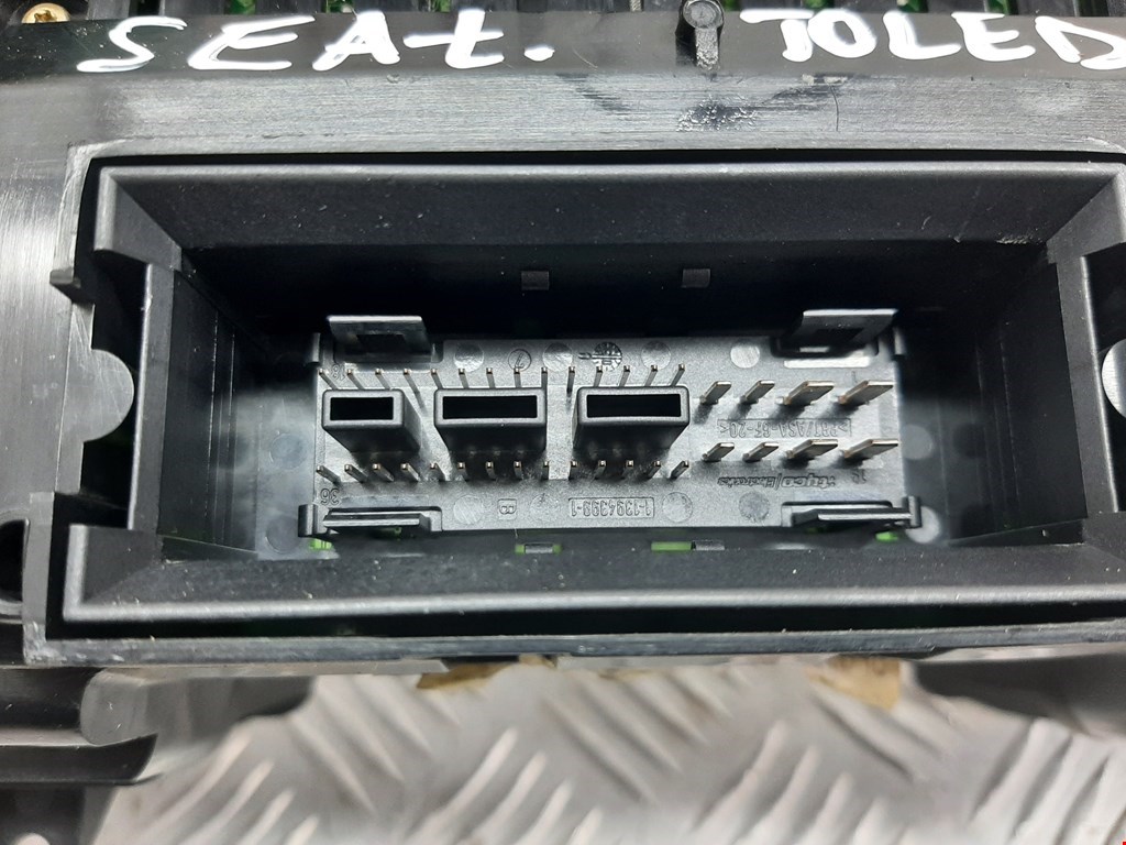 Панель приборов (щиток) SEAT Toledo 2004-2009