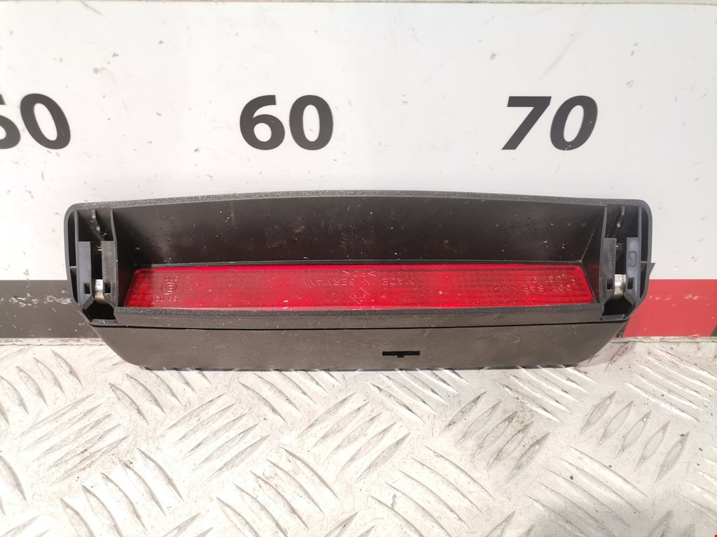 Фонарь дополнительный тормозной (стоп-сигнал)
