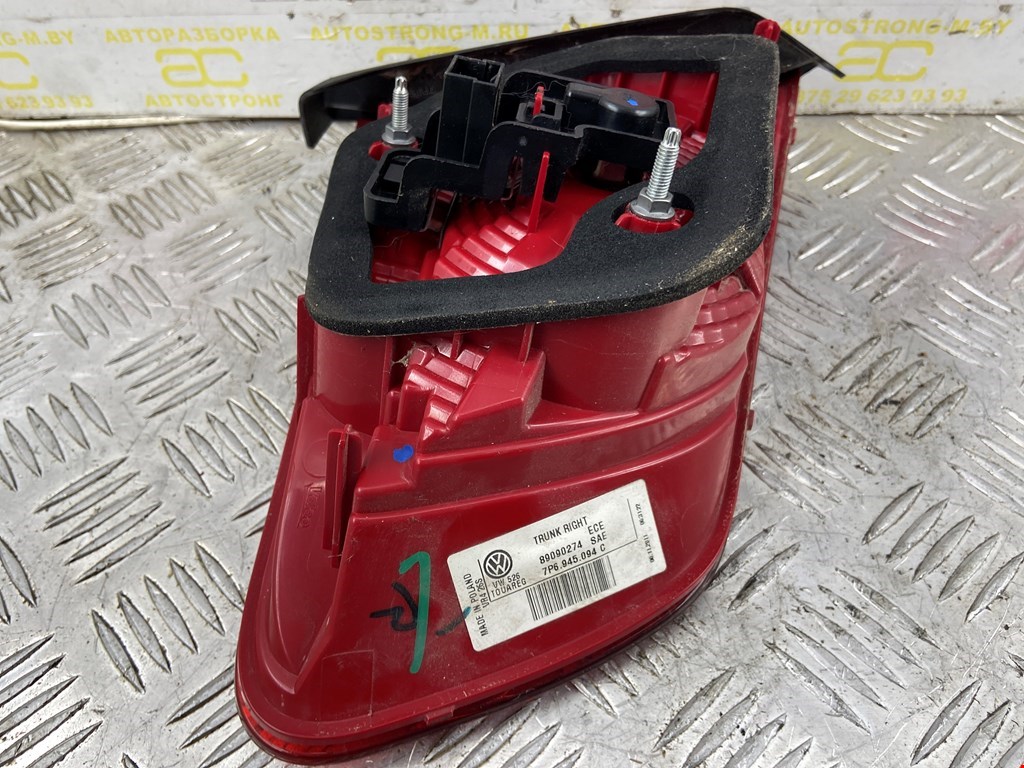 Фонарь задний внутренний правый VOLKSWAGEN Touareg 2010-2018