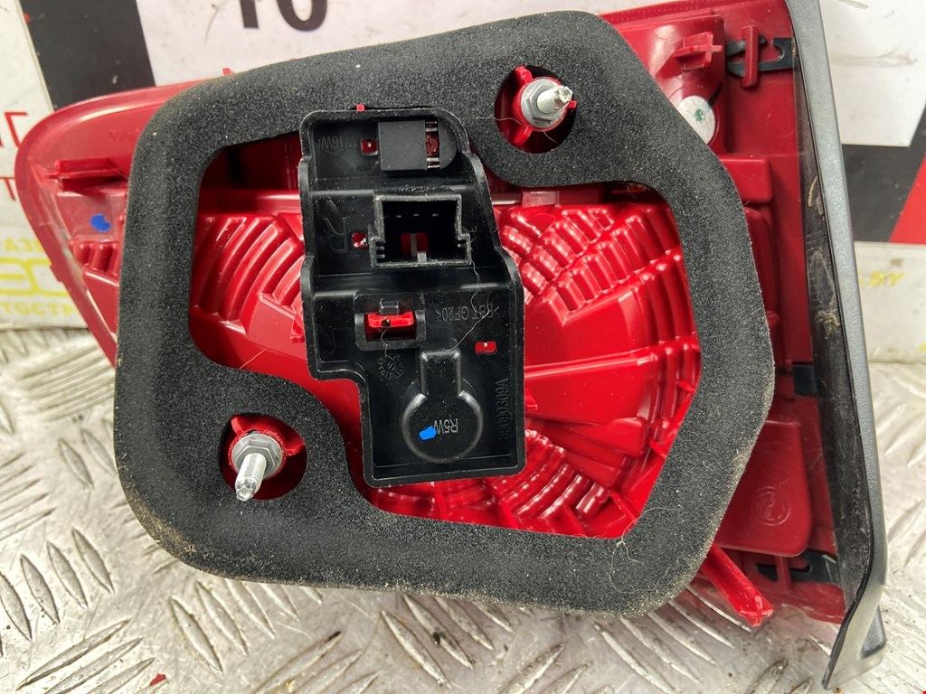 Фонарь задний внутренний правый VOLKSWAGEN Touareg 2010-2018