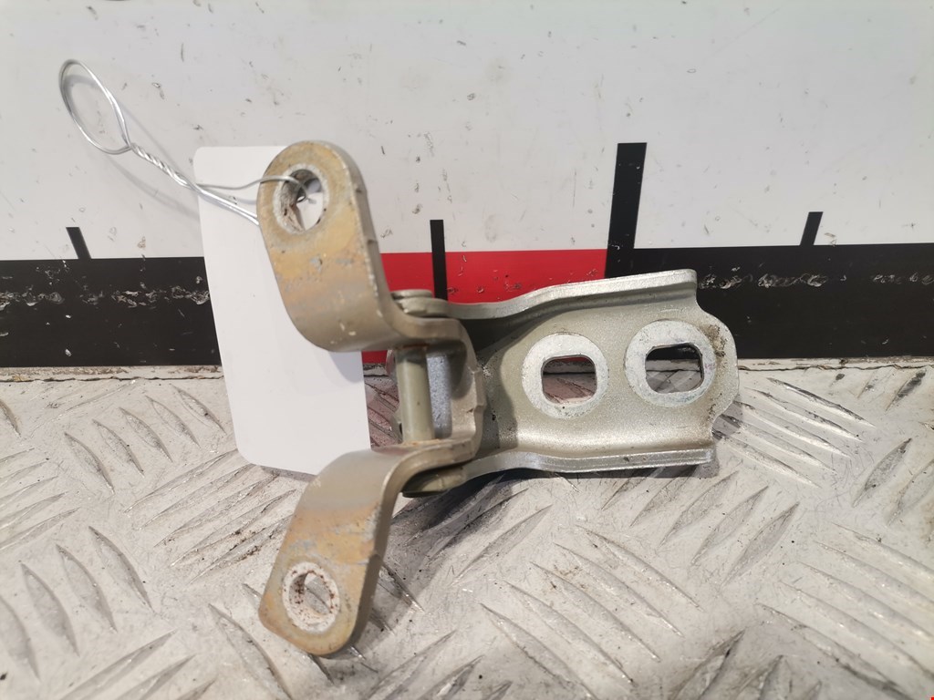 Петля двери передней правой Chevrolet Malibu 9 (2015-2023)