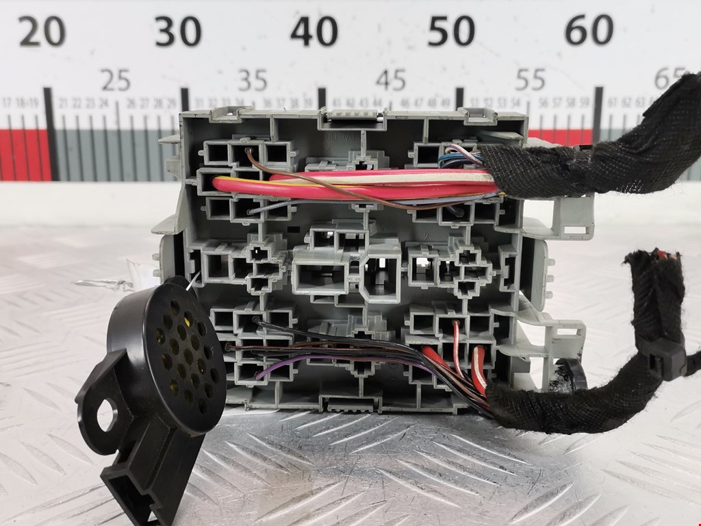 Блок реле VOLKSWAGEN Touareg 2002-2010