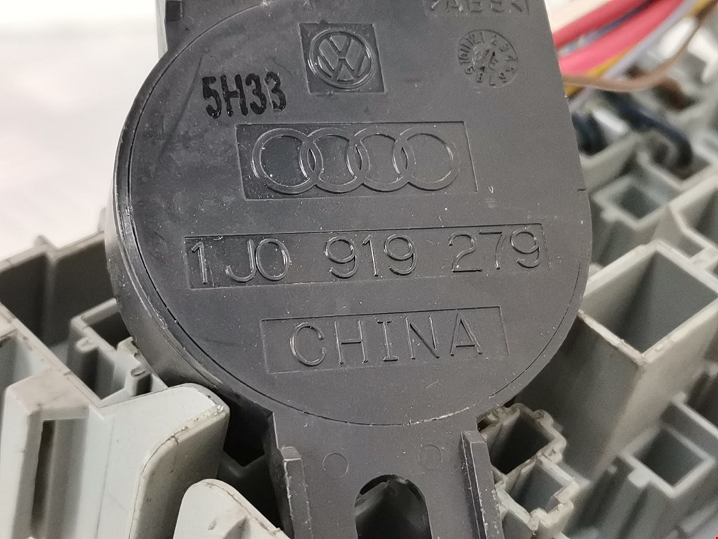 Блок реле VOLKSWAGEN Touareg 2002-2010