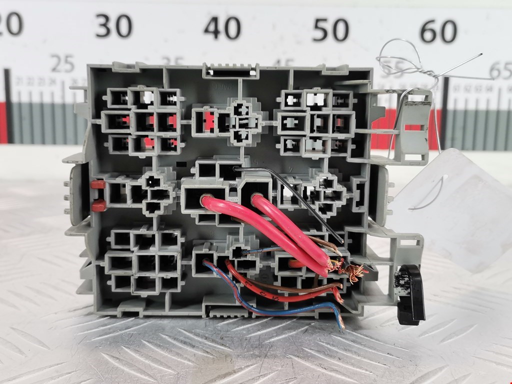 Блок реле VOLKSWAGEN Touareg 2002-2010