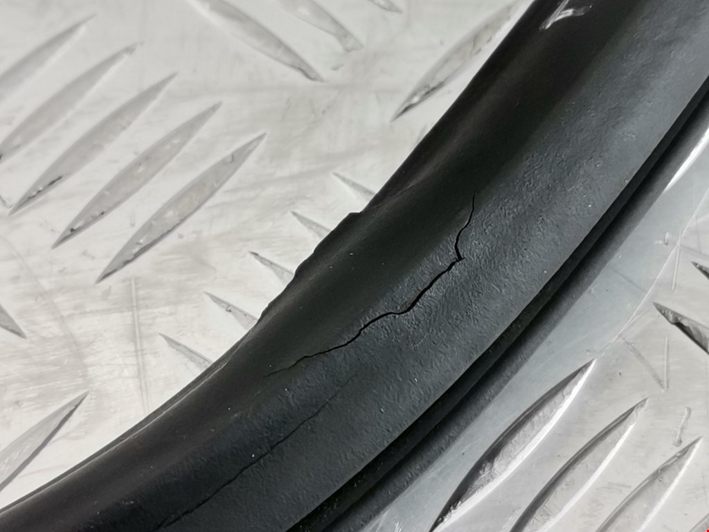 Уплотнитель двери CADILLAC SRX 2009-2016