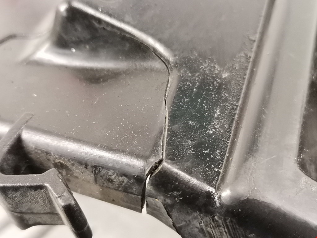 Кронштейн заднего бампера центральный BMW 3er F30/F31/F80 2011-2019