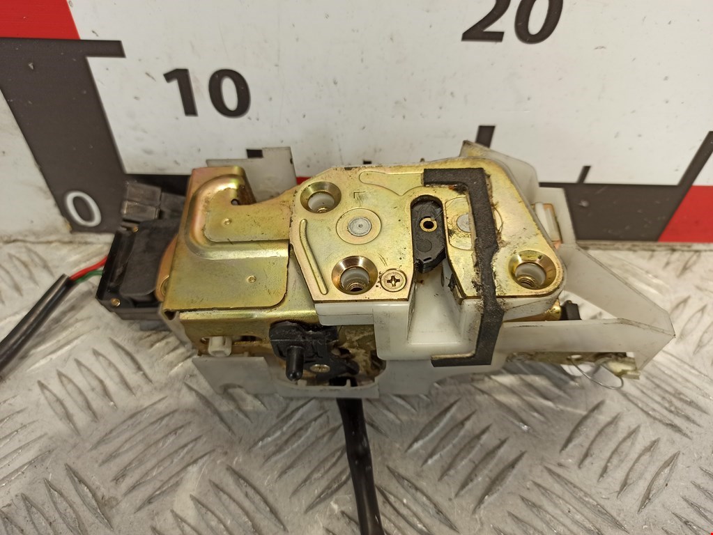 Замок двери передней левой MAZDA 323 BA 1994-1998