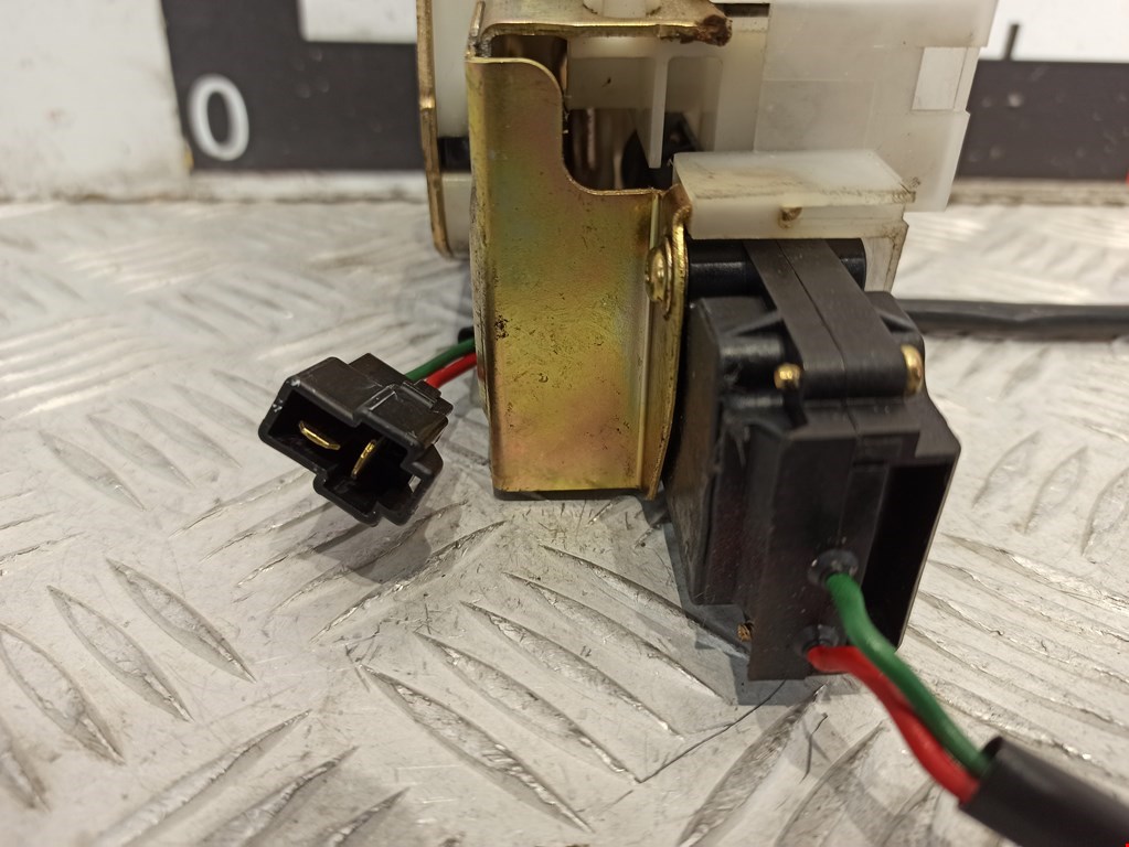 Замок двери передней левой MAZDA 323 BA 1994-1998