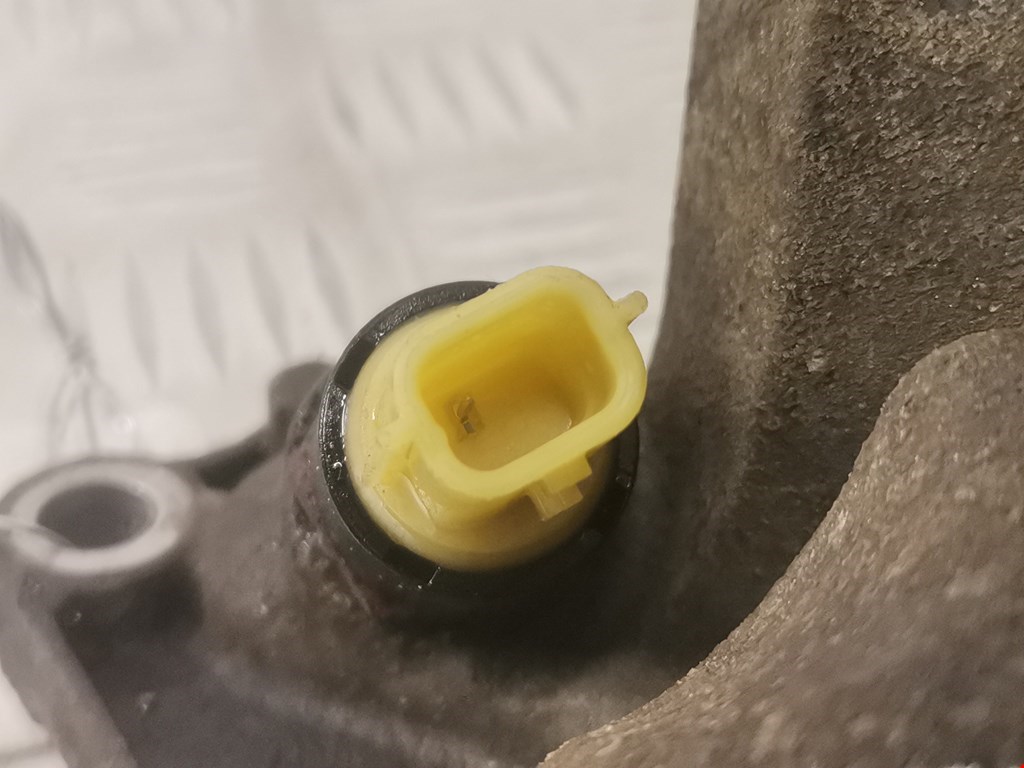 Корпус масляного фильтра OPEL Vivaro A 2001-2014