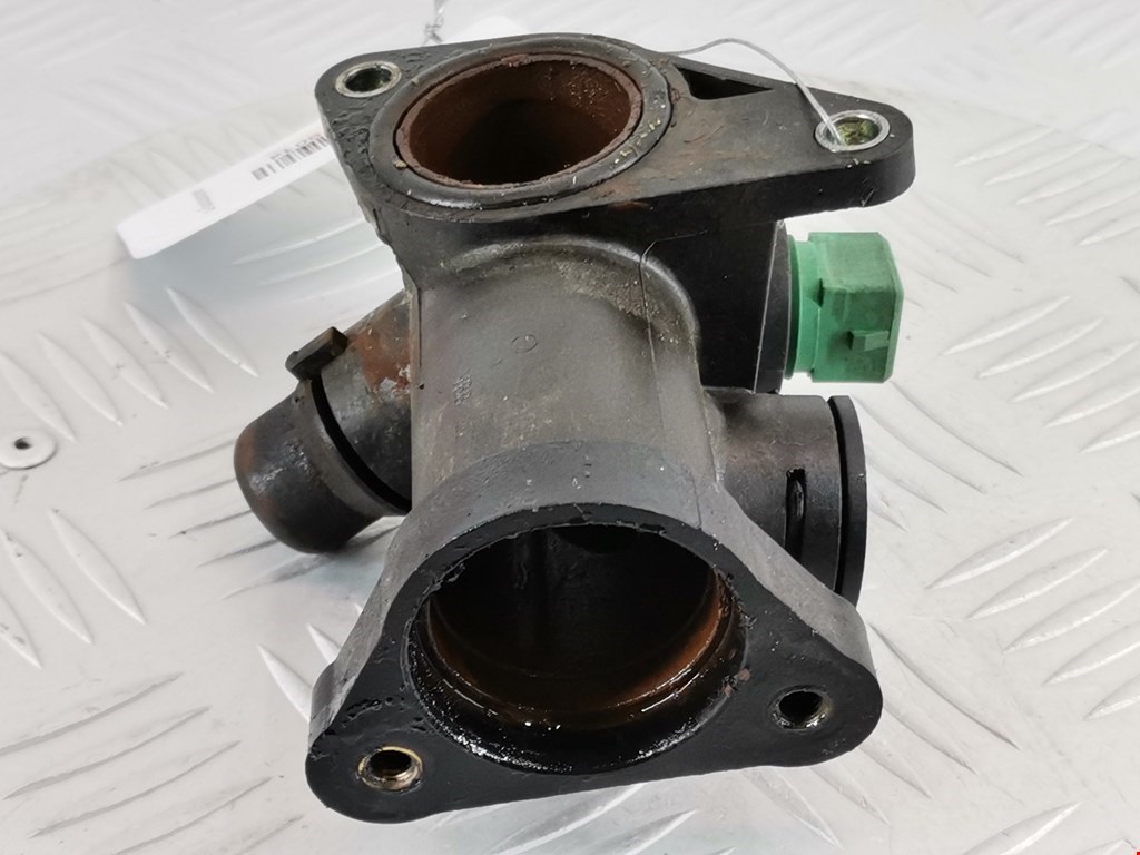 Тройник системы охлаждения AUDI A4 B5 1995-2001