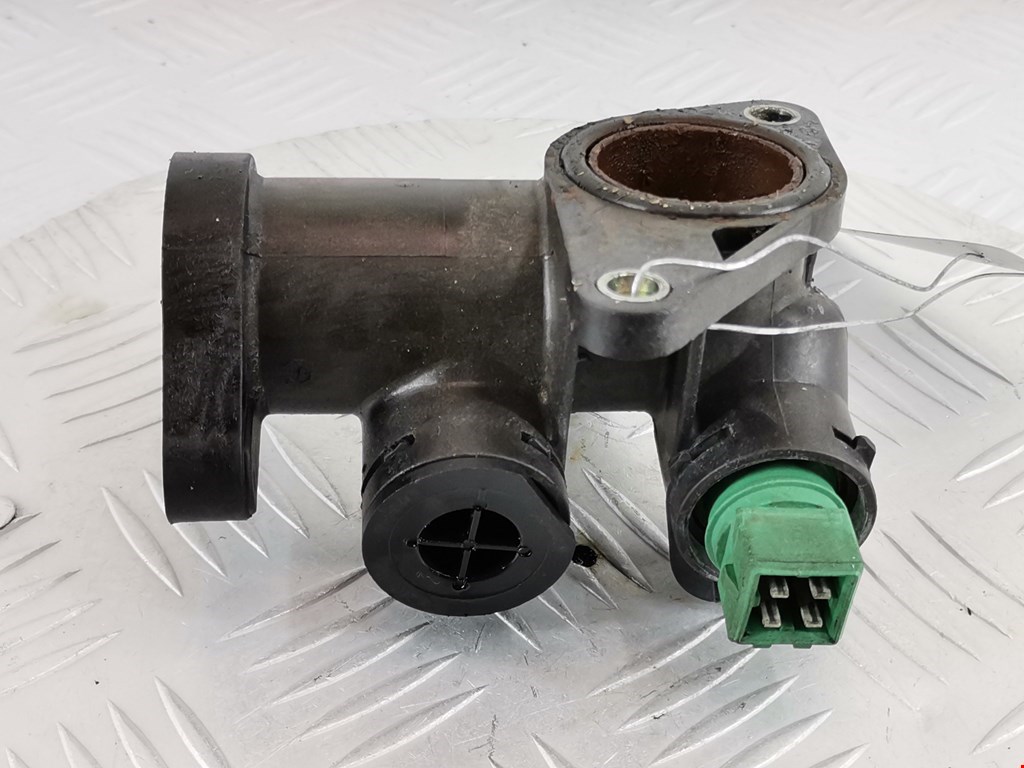 Тройник системы охлаждения AUDI A4 B5 1995-2001