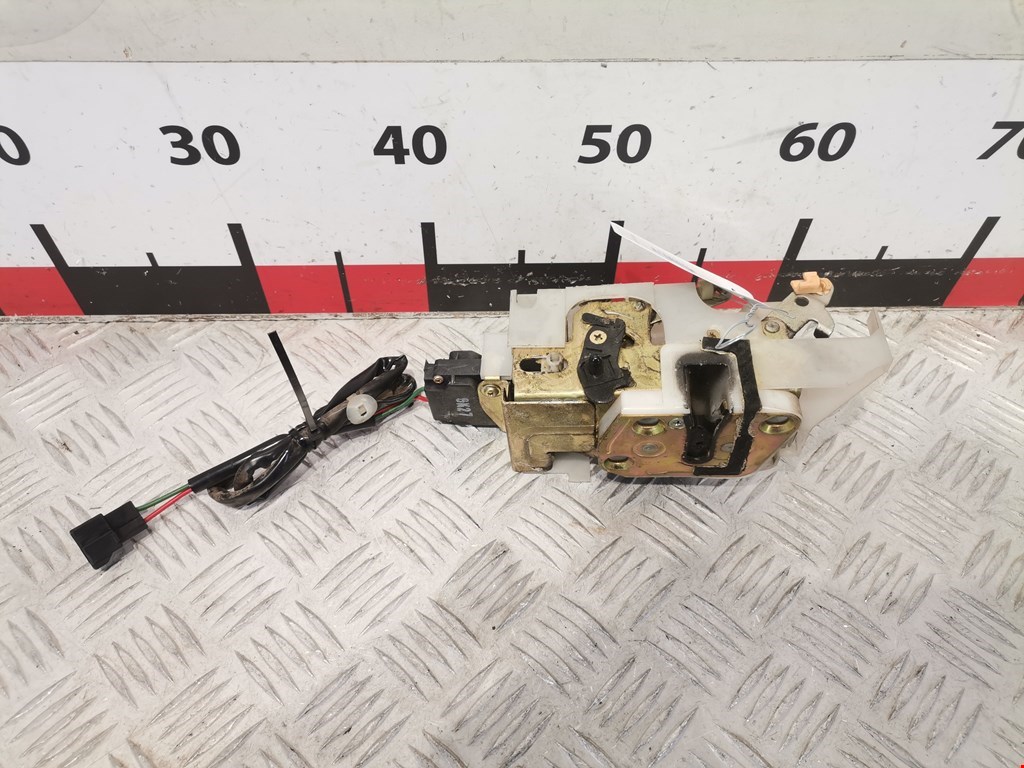 Замок двери задней правой MAZDA 323 BA 1994-1998