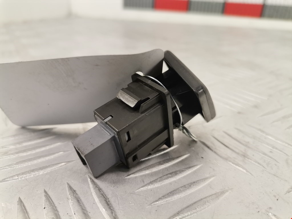 Кнопка аварийной сигнализации (аварийки) TOYOTA Yaris II XP50 2005-2011