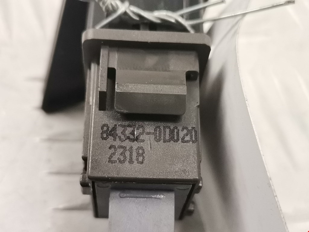 Кнопка аварийной сигнализации (аварийки) TOYOTA Yaris II XP50 2005-2011