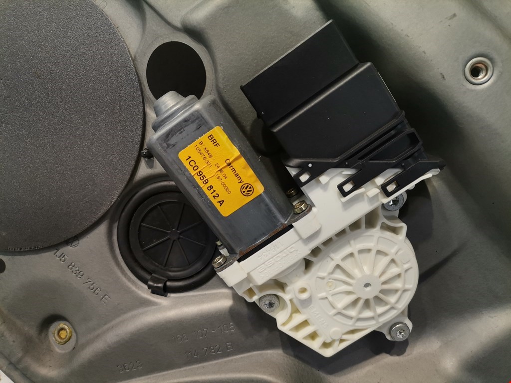 Стеклоподъемник задний правый VOLKSWAGEN Bora 1998-2005